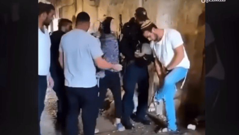 بالفيديو.. فلسطينية بشجاعة اللبؤة تحمي نفسها من اعتداء مستوطن