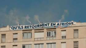 Marseille: une banderole hostile aux Africains affichée, 5 personnes interpellées