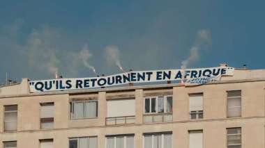 Marseille: une banderole hostile aux Africains affichée, 5 personnes interpellées