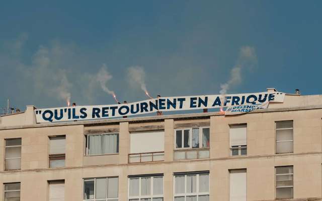 Marseille: une banderole hostile aux Africains affichée, 5 personnes interpellées