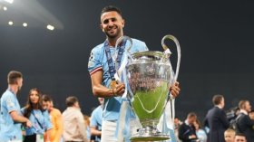 “الكاف” تُهنّئ محرز وتُلمّح إلى جائزة أحسن لاعب في إفريقيا