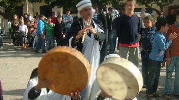 من يَصُون أصالةَ تراثنا الفنّي الغنائي الأوراسي؟