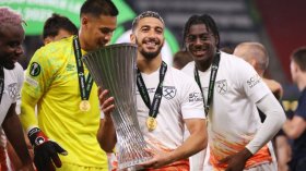 بن رحمة يُتوّج بِكأس دوري المؤتمر الأوروبي