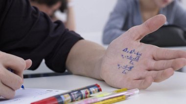 مجلس قضاء وهران يشرح ظاهرة “الغش والتسريب”… وأولياء التلاميذ في حملات تحسيسية