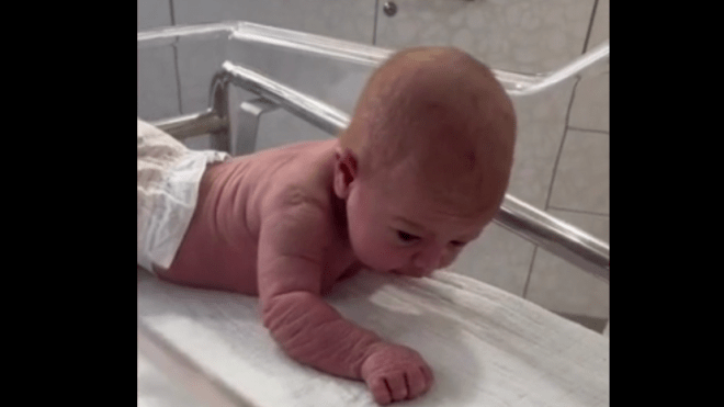 فيديو لا يصدق.. رضيعة بعمر ثلاثة أيام ترفع رأسها وتزحف!