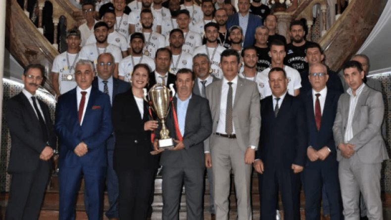 بالصور.. والي العاصمة يكرّم نجم بن عكنون