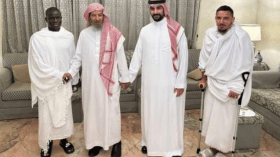 بن ناصر يتحدى الإصابة ويتنقل إلى السعودية لأداء فريضة الحج ( فيديو)