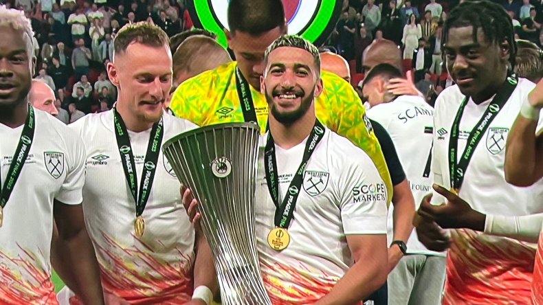 بن رحمة يحتفل بلقب دوري المؤتمر الأوروبي على أنغام الراي ( فيديو)