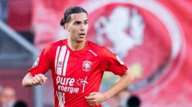 بِالفيديو: زروقي يُسجّل ويُلامس التأشيرة الأوروبية