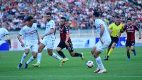 إلى مدير الإعلام بِالمولودية.. هكذا تُخْصَى البطولات يا بُنَيَّ!