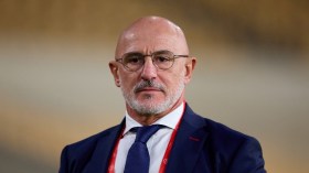 مدرب إسبانيا: عندما تُنادي أحدهم بـ “يا أصلع” فأنت عنصري!