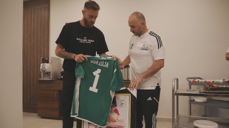 الحارس أوكيجة يعتزل