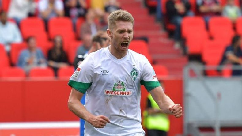 لاعب ألماني يُصرّ على ارتداء زيّ “مُحاربي الصّحراء”