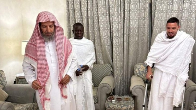 بِالفيديو: بن ناصر يُؤدّي مناسك الحجّ فوق كرسي مُتحرّك