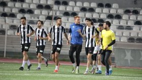 غربان تعبث داخل وكر النّسر الأسود