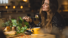 10 أسباب تجعلك تشعر بالجوع الدائم