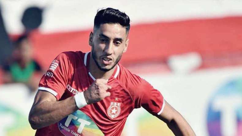 لاعب جزائري يُتوّج بِلقب بطولة تونس