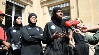 Port du voile lors des compétitions de football: Darmanin «très opposé» au