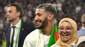 بن رحمة اصطحب والدته لـ “العرس” الأوروبي بِبراغ