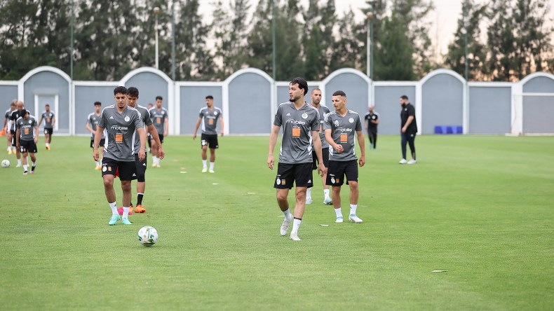 بلماضي يعوّد لاعبيه على أجواء دوالا ويركز على هذا اللاعب في التدريبات