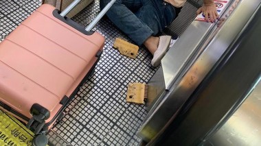 Horrible accident en Thaïlande: Une femme amputée à cause d’un tapis roulant