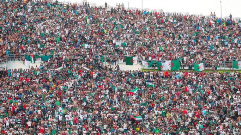 بِالفيديو: أجواء “العرس” الكروي الجزائري- التونسي