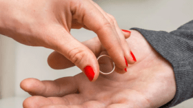 شاب يطالب خطيبته بدفع قيمة الهدايا التي قدمها لها!