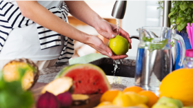 خبير روسي يحذر: الفواكه غير المغسولة تسبب التهاب الكبد الفيروسي