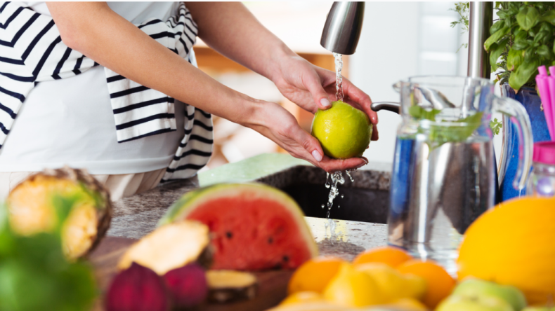 خبير روسي يحذر: الفواكه غير المغسولة تسبب التهاب الكبد الفيروسي