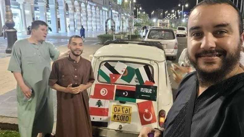 بالصور.. شاب جزائري يحقق حلمه بالسفر إلى مكة على متن “رونو 4”!