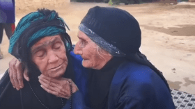 بالفيديو.. لقاء مؤثر بين شقيقتين مسنتين بعد فراق سنوات