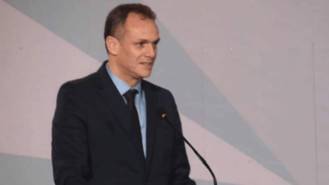 الوزير حماد يكرّم النجم الرياضي لبن عكنون