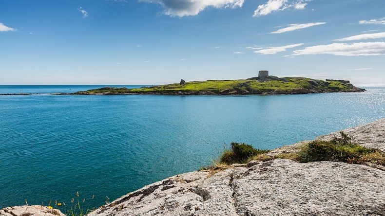 دولة أوروبية تمنح 90 ألف دولار للراغبين بالعيش في جزرها “الشاعرية”!