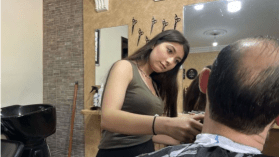 بالفيديو.. هذا ما قالته شابة عشرينية تمتهن الحلاقة الرجالية!