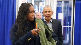 بالفيديو.. مذيع أمريكي يفجر مفاجأة بشأن زوجة أوباما وحياته الشخصية