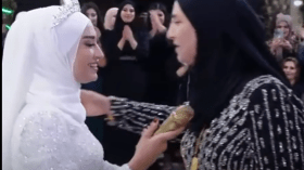 شاهد المفاجأة التي أعدتها عروس لوالدتها في يوم زفافها!