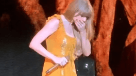 بالفيديو.. مغنية عالمية تبتلع حشرة أثناء حديثها مع الجمهور!