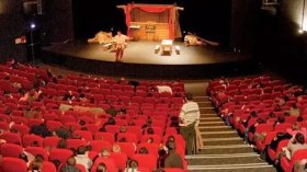 مديرو المسارح يطالبون بميزانية لتوزيع الأعمال