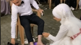 ناشطات نسويات يهاجمن عروسا غسلت قدمي زوجها في حفل الزفاف!