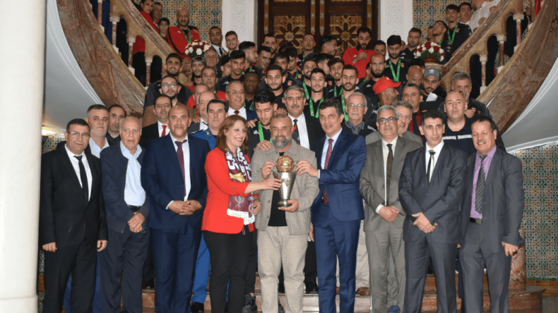 بالفيديو.. والي العاصمة يكرّم الاتحاد