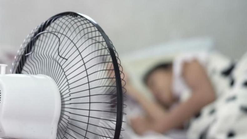 10 أعراض جانبية يسببها النوم مع المروحة والمكيّف