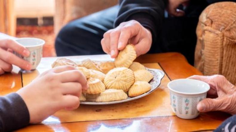 عادات الضيافة وإكرام الضيف.. طقوس تدخل ضمن أسباب انقطاع صلة الرحم