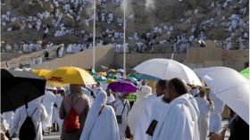 ضيوف الرحمن يصعدون عرفات لأداء الركن الأعظم (فيديو)