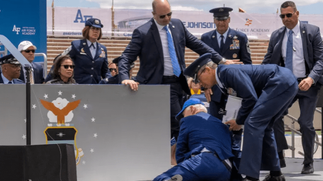 بالفيديو.. بايدن يسقط خلال حفل عسكري وترامب يعلق