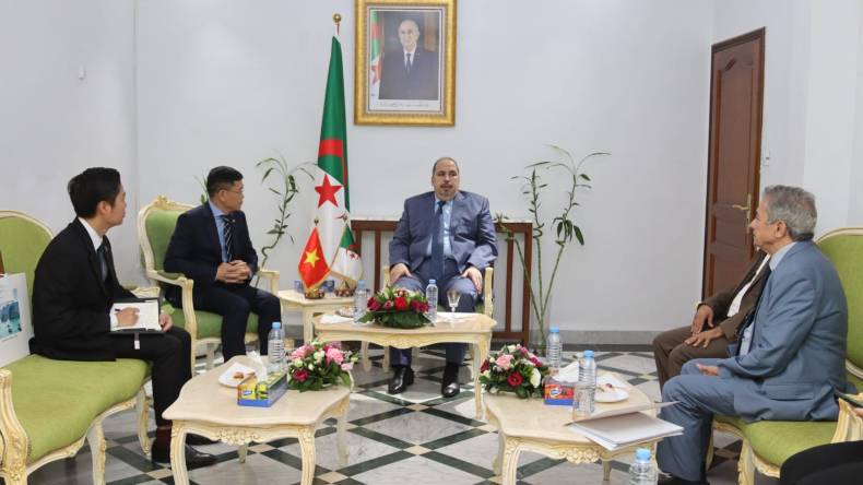 الأفالان يدعو  الفيتنام إلى الاستثمار في الجزائر