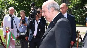 الرئيس تبون يضع إكليلا من الزهور على نصب الجندي المجهول بموسكو