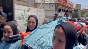 فتيات صغيرات يحملن جثمان الطفلة سديل التي اغتالها رصاص الإحتلال (فيديو)
