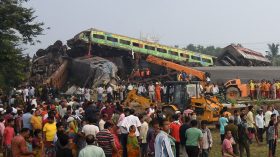 شاهد.. أزيد من 288 قتيلا في تصادم قطارين في الهند