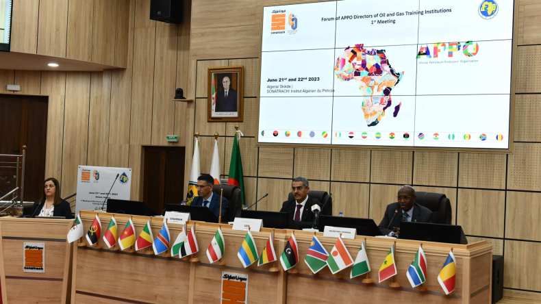 حكار يفتتح منتدى مديري مؤسسات التكوين في مجال البترول والغاز