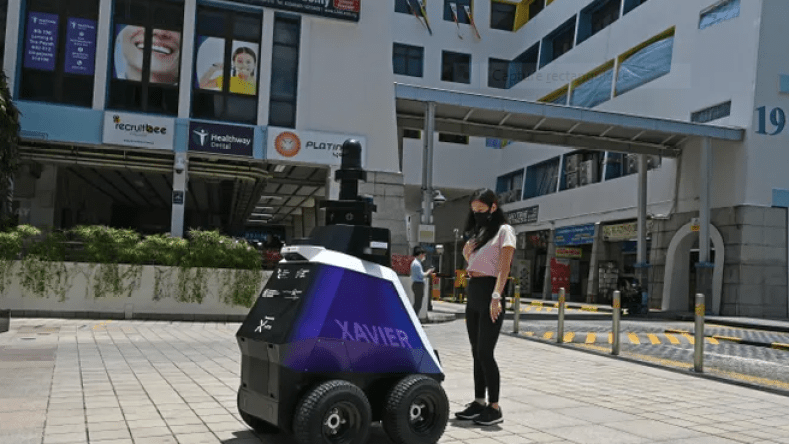 شرطة سنغافورة تستعين بالشرطي “الروبوت” …. (فيديو)